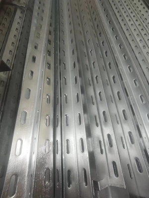 Warmgewalst gegalvaniseerd geperforeerd gelijkhoekstaal lintel met perforatiegaten/geslepen ijzeren staaf