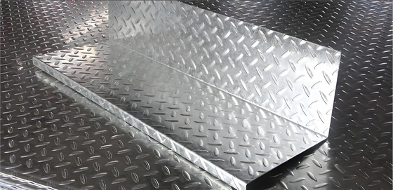 6 m lengte aangepaste embossing mild carbon checkered staal plaat/plaat voor container en boiler toepassingen