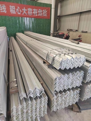 Warm gedompeld gegalvaniseerd staal MS hoek Q235 A36 SS400 S235JR Stalen hoekbalk Tolerantie ±1%