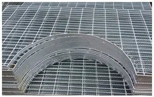 Hot Dip Galvanized Low Carbon Steel Grating Walkway Prijs voor Autoverwasvloer Zilver