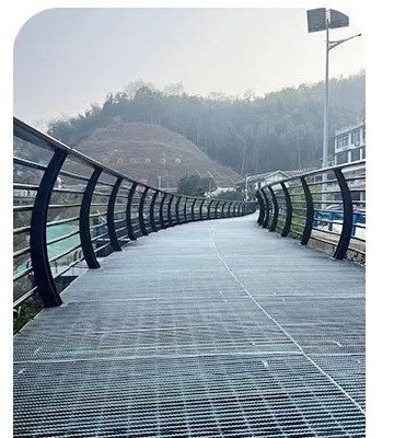 Hot Dip Galvanized Low Carbon Steel Grating Walkway Prijs voor Autoverwasvloer Zilver