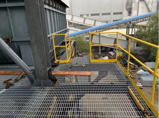Zilveren stalen roosterloopbaan met industriële ontwerpstijl en lasplatformgewicht